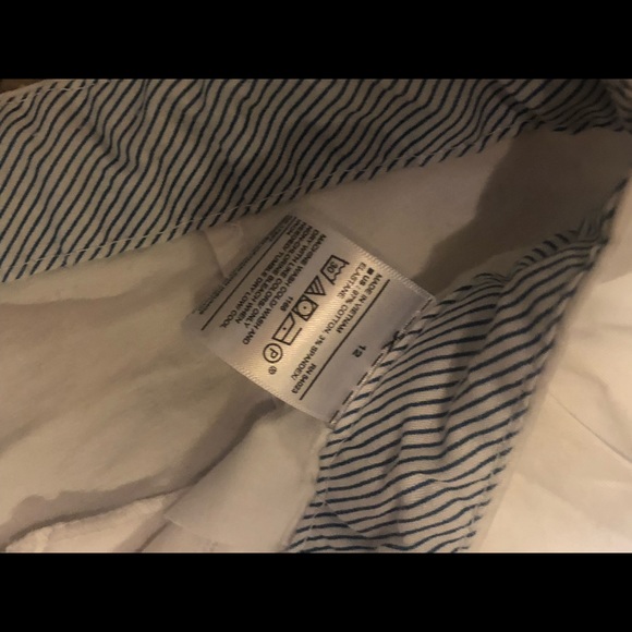 Old navy 3.5” inseam white shorts - Picture 4 of 4